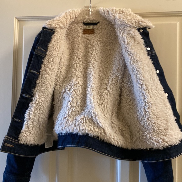 Levi’s denim, sherpa, quilted jacket. Size medium. - Picture 4 of 5